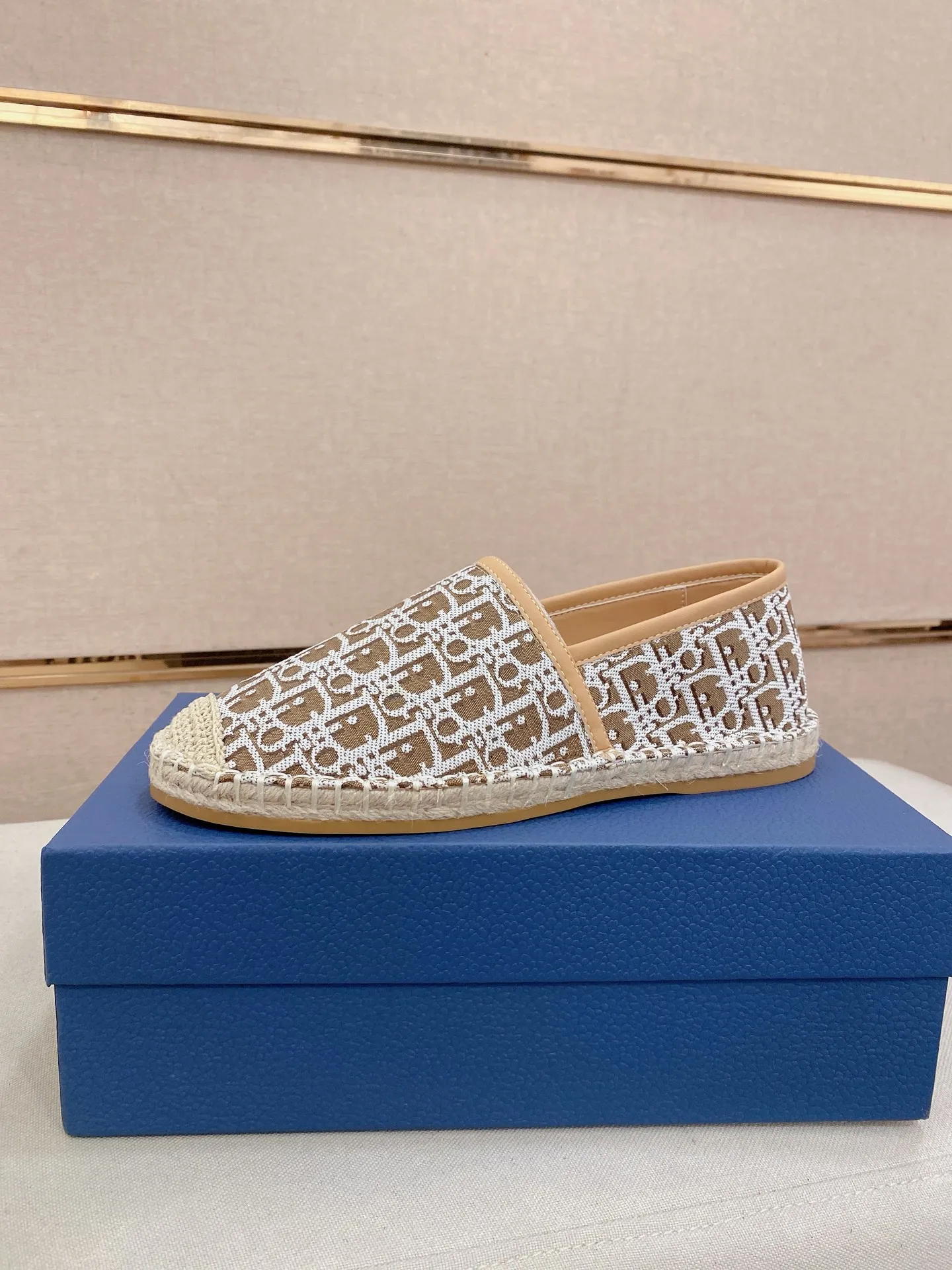 Factory price: 400💰High quality [Dior·Dior] 💫Men's latest slip-on Loaf casual shoes ✔️The original version is available at the counter simultaneously. 1:1 replica🏍️Fabrics: Italian imported fabrics, pure hand-drawn threads, raw rubber breathable and non-slip outsole, lining breathable and comfortable lambskin, 100% comfortable density, original rubber outsole wear-resistant ✔️Code number: 38-44, you deserve it, (Note: 37, 45, 46 can be customized, non-refundable and non-exchangeable)